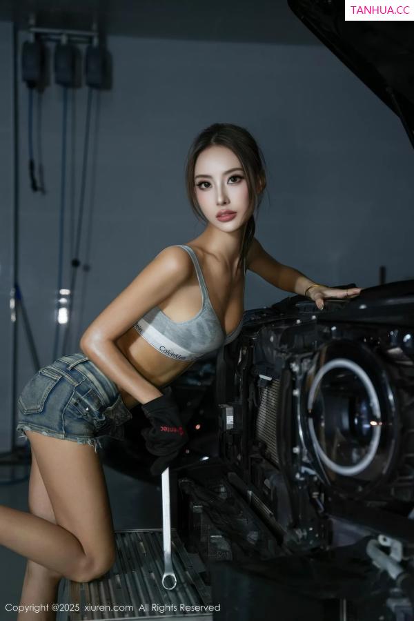   [XiuRen]高清写真图 2025.10.21 No.10894 Lingyu69 汽车修理工第42张图片